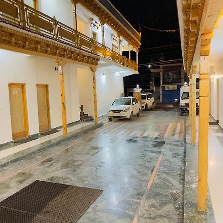 Hotel Dimbir Regency 레 외부 사진