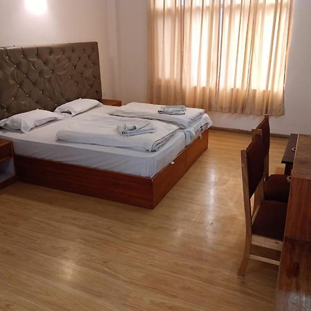 Hotel Dimbir Regency 레 외부 사진