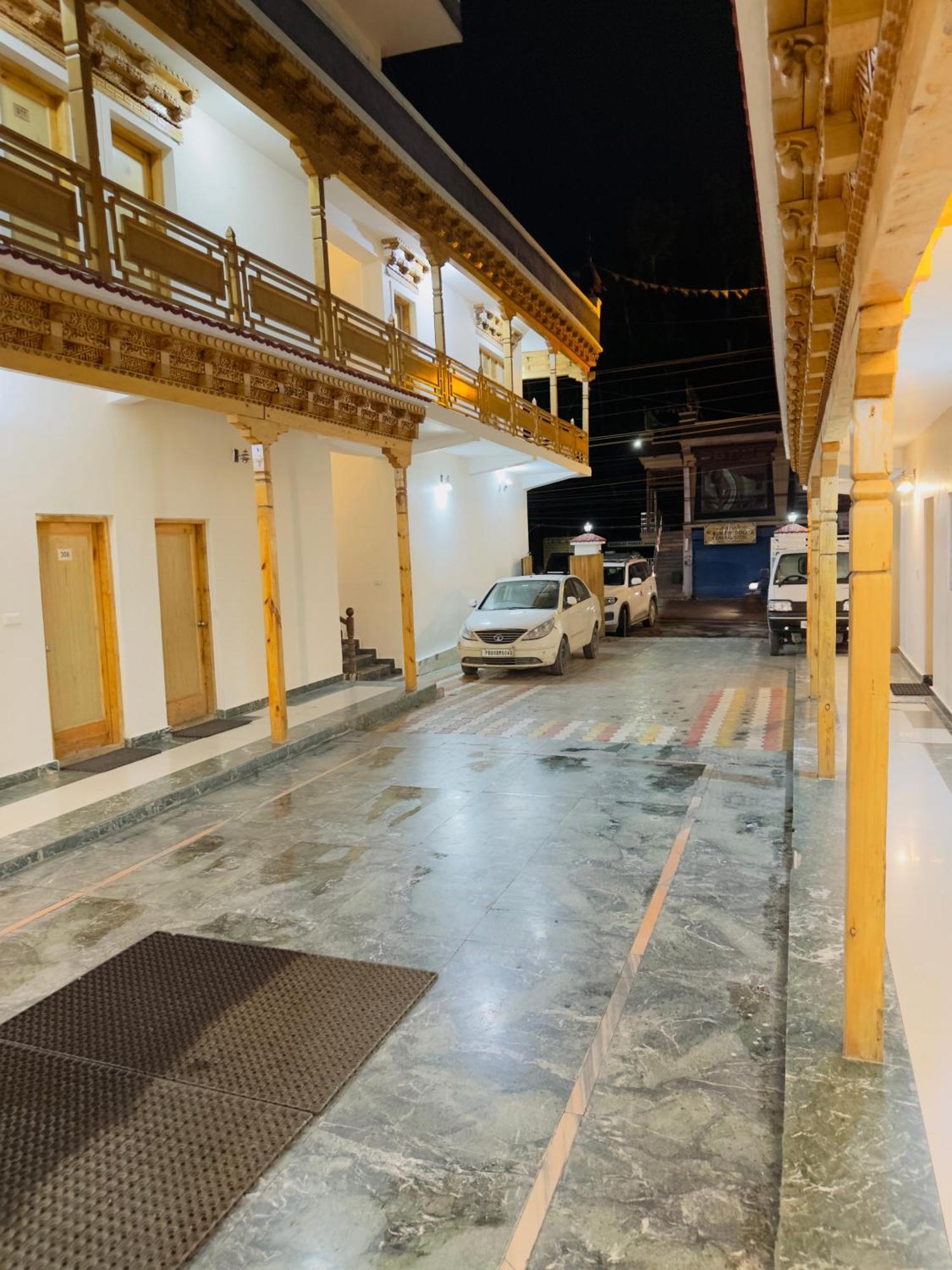 Hotel Dimbir Regency 레 외부 사진
