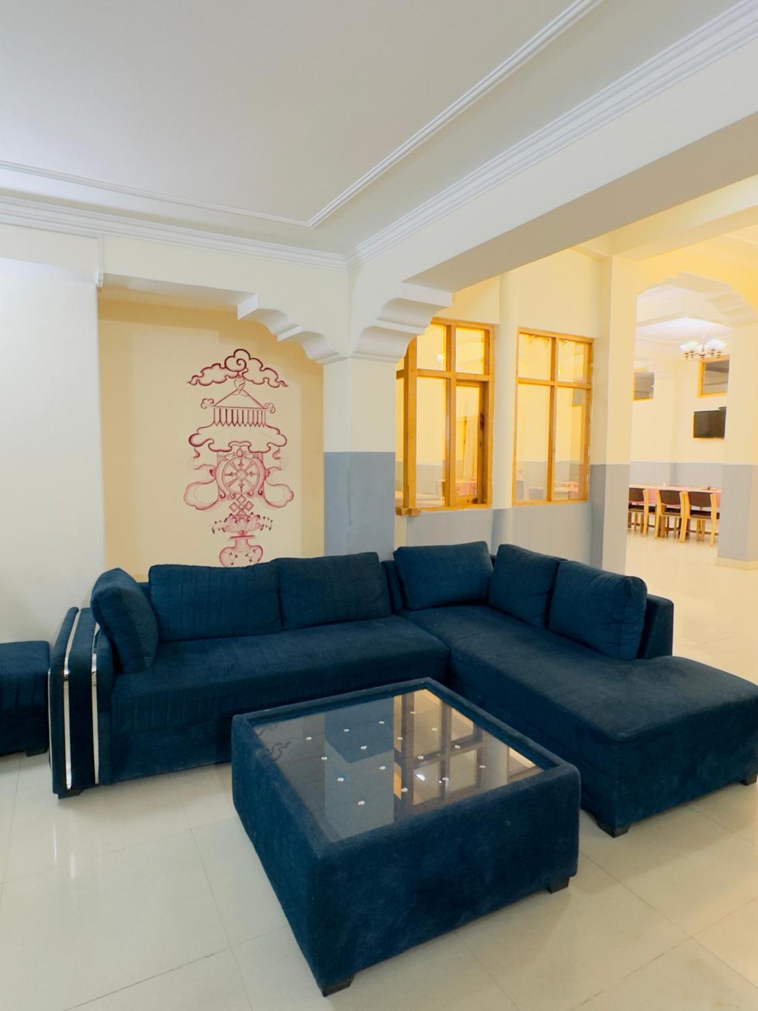Hotel Dimbir Regency 레 외부 사진