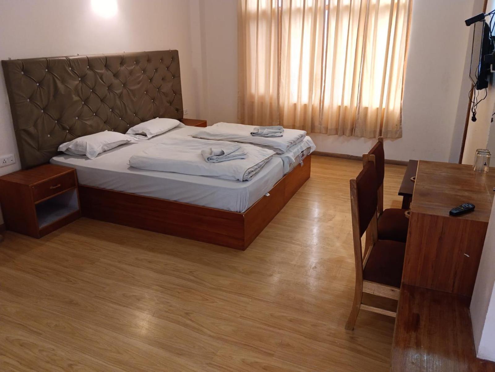 Hotel Dimbir Regency 레 외부 사진
