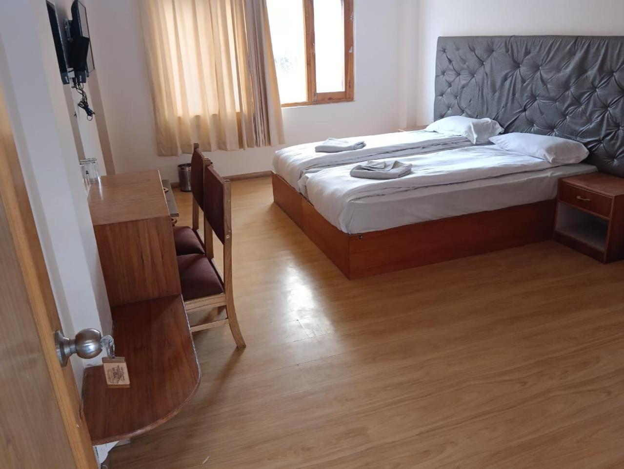 Hotel Dimbir Regency 레 외부 사진