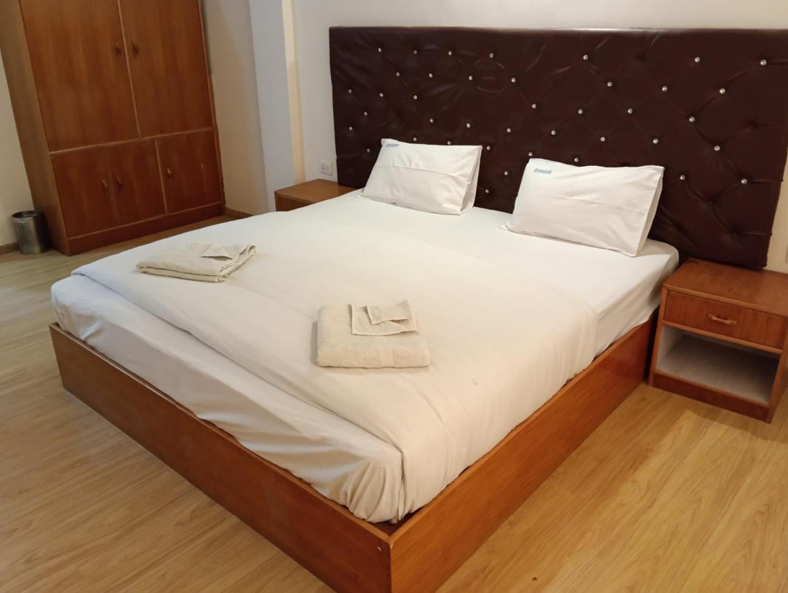Hotel Dimbir Regency 레 외부 사진