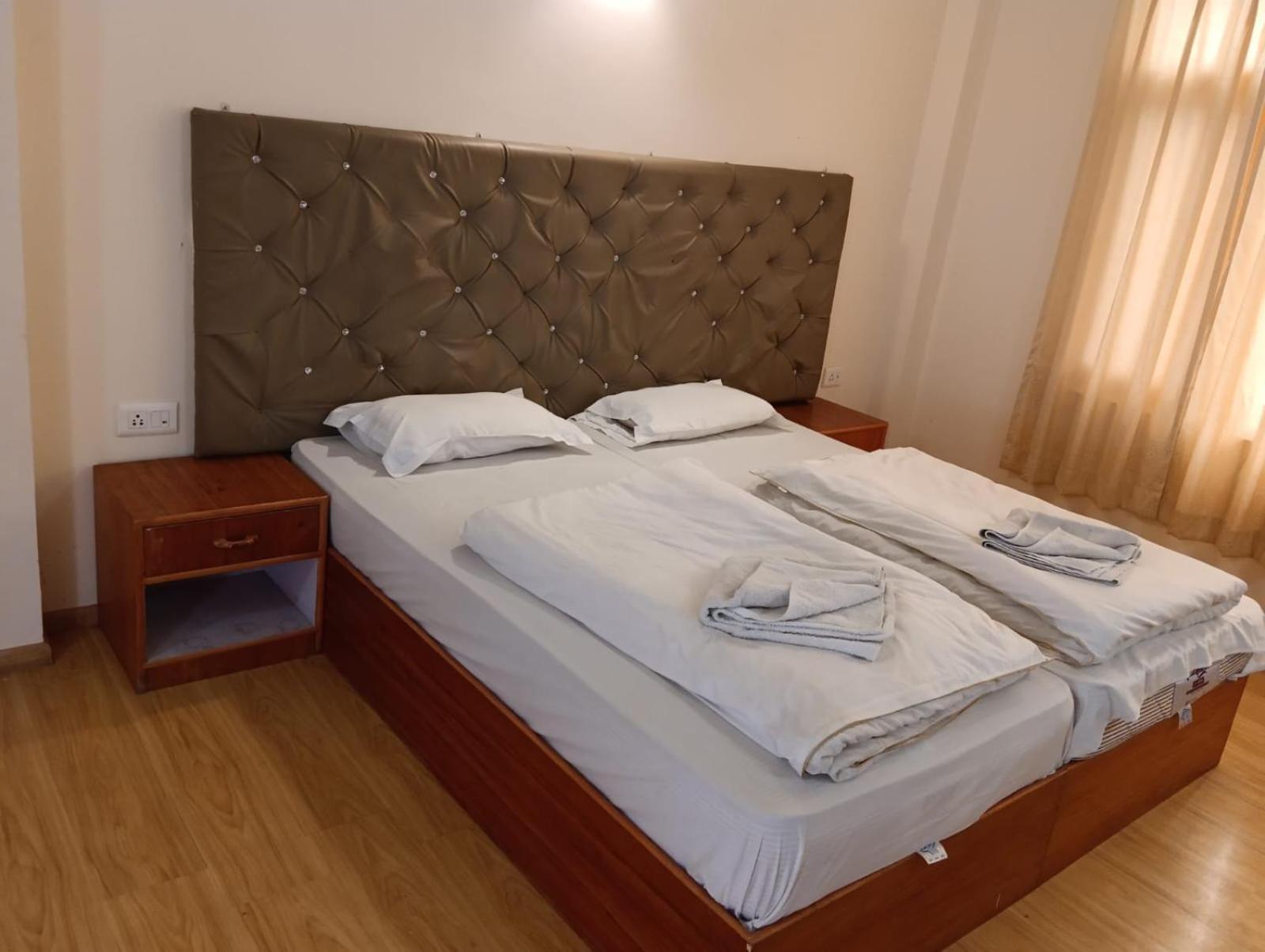 Hotel Dimbir Regency 레 외부 사진