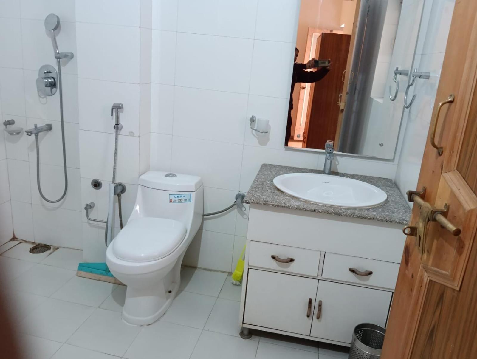 Hotel Dimbir Regency 레 외부 사진