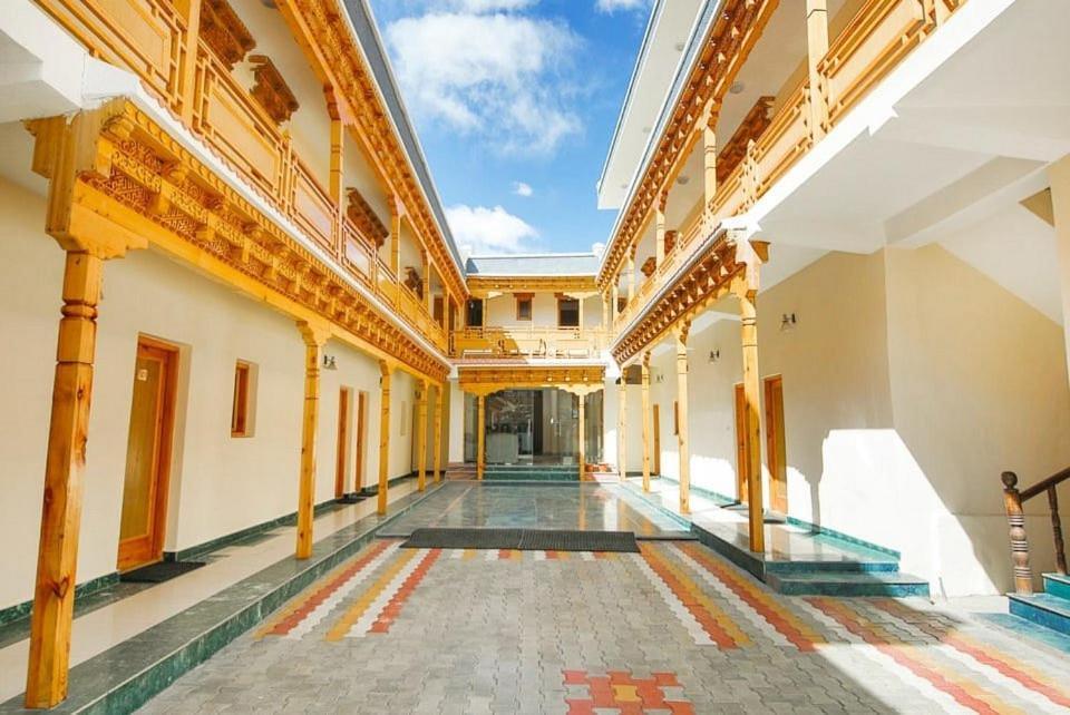 Hotel Dimbir Regency 레 외부 사진